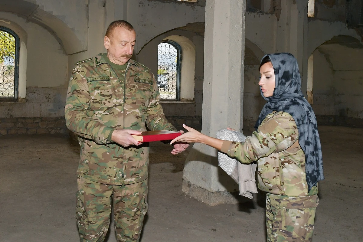 İlham Əliyev Məkkədən gətirdiyi “Qurani-Kərim”i Ağdam məscidinə bağışladı - FOTO İlham Əliyev Məkkədən gətirdiyi “Qurani-Kərim”i Ağdam məscidinə bağışladı - FOTO