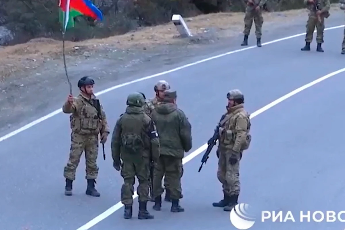 Kəlbəcərdə rus sülhməramlıları ilə Azərbaycan hərbçilərinin görüşü - VİDEO Kəlbəcərdə rus sülhməramlıları ilə Azərbaycan hərbçilərinin görüşü - VİDEO