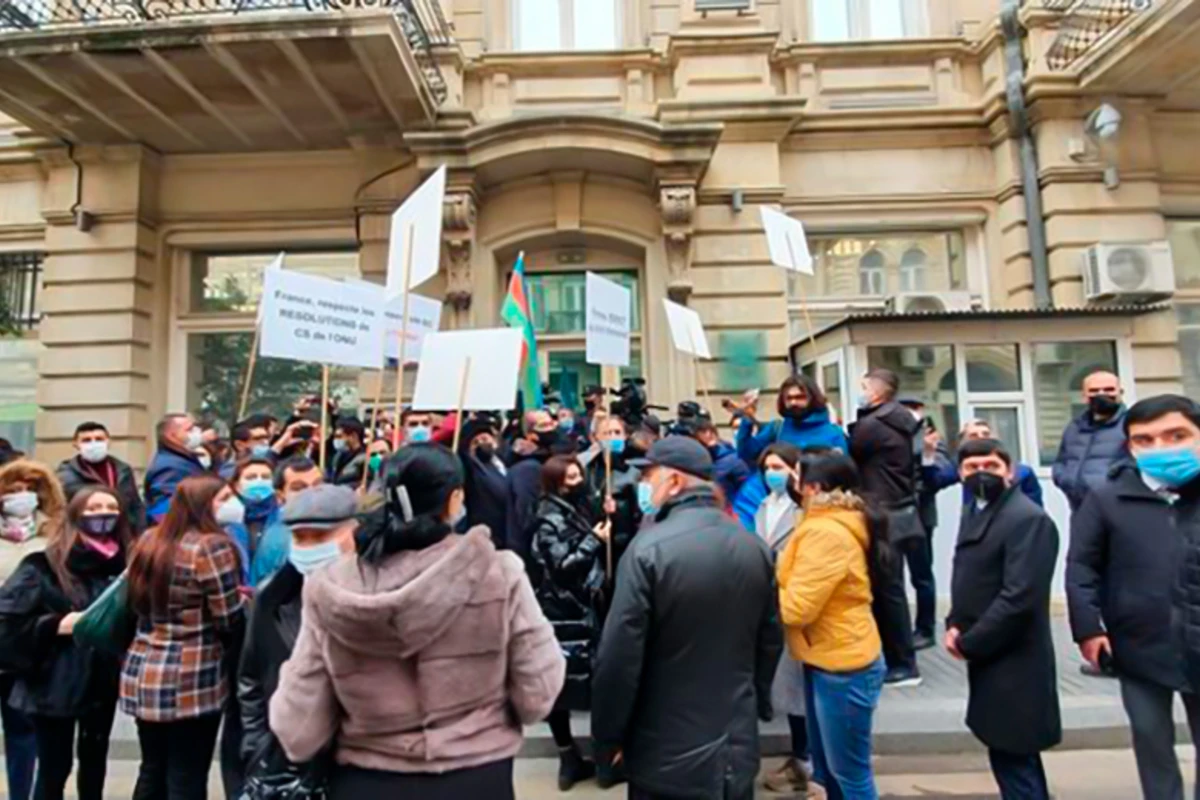 Перед посольством Франции в Баку проходит акция протеста - ВИДЕО
