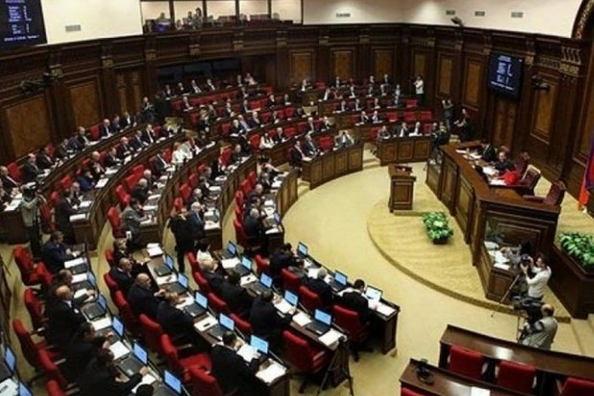 Ermənistan parlamenti hərbi vəziyyətin davam etməsinə qərar verdi Ermənistan parlamenti hərbi vəziyyətin davam etməsinə qərar verdi