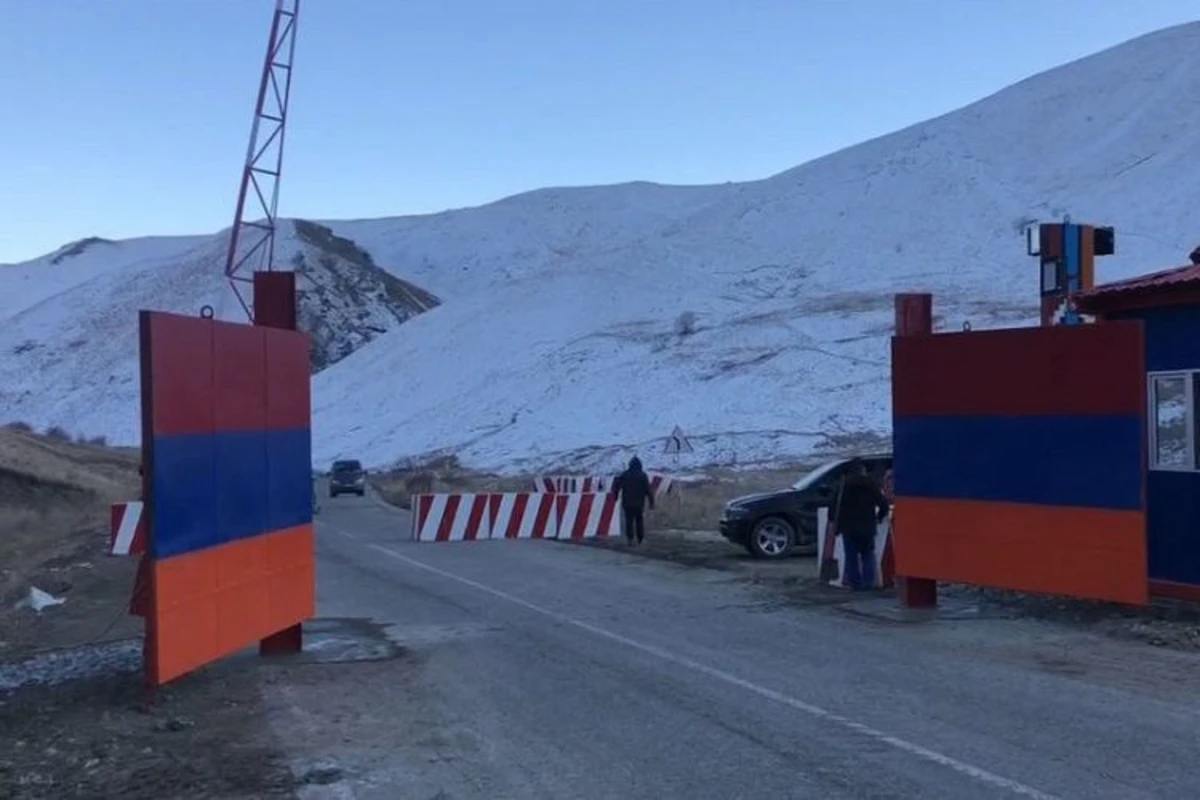 Azərbaycanla Ermənistanın Kəlbəcərdəki sərhədinə müvəqqəti qapılar qoyulub Azərbaycanla Ermənistanın Kəlbəcərdəki sərhədinə müvəqqəti qapılar qoyulub