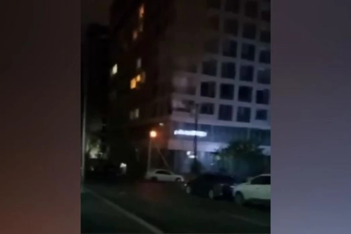 Bakının mərkəzində işıq dirəyindəki partlayış qorxu yaratdı - VİDEO Bakının mərkəzində işıq dirəyindəki partlayış qorxu yaratdı - VİDEO