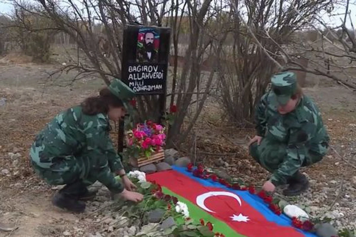 Əfsanəvi komandirin zabit qızları illər sonra atalarının Ağdamdakı məzarını ziyarət etdilər - VİDEO Əfsanəvi komandirin zabit qızları illər sonra atalarının Ağdamdakı məzarını ziyarət etdilər - VİDEO