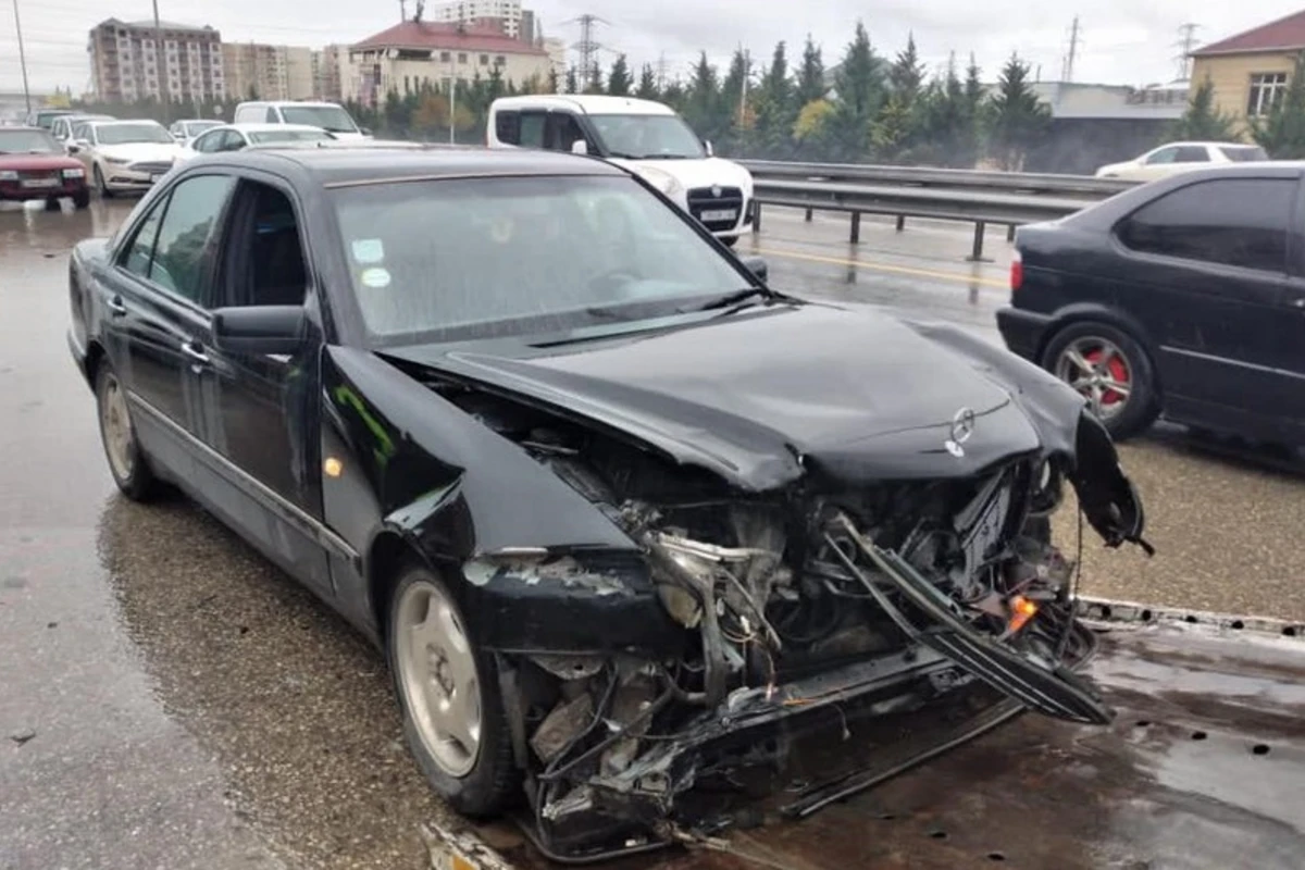 Bakı-Quba yolunda sürücü idarəetməni itirərək qəza törətdi - FOTO