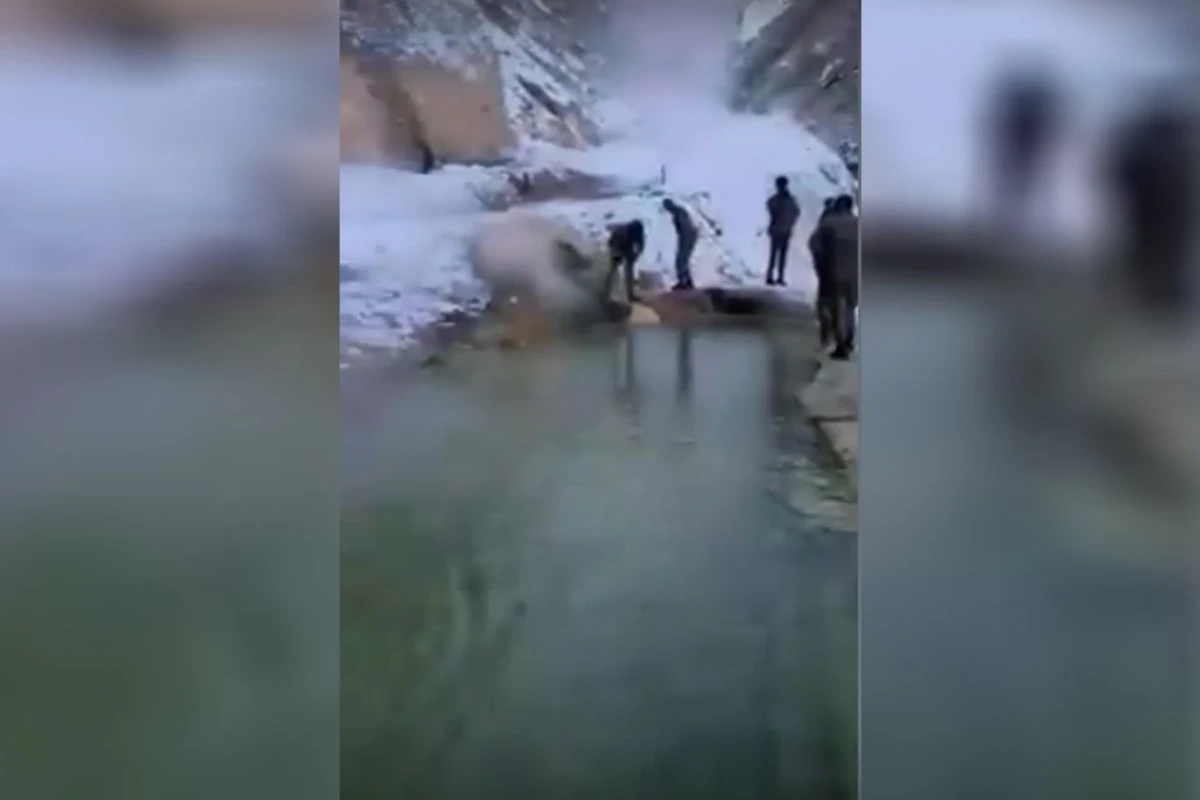 Азербайджанские солдаты пьют воду из родника Истису в Кельбаджаре – ВИДЕО