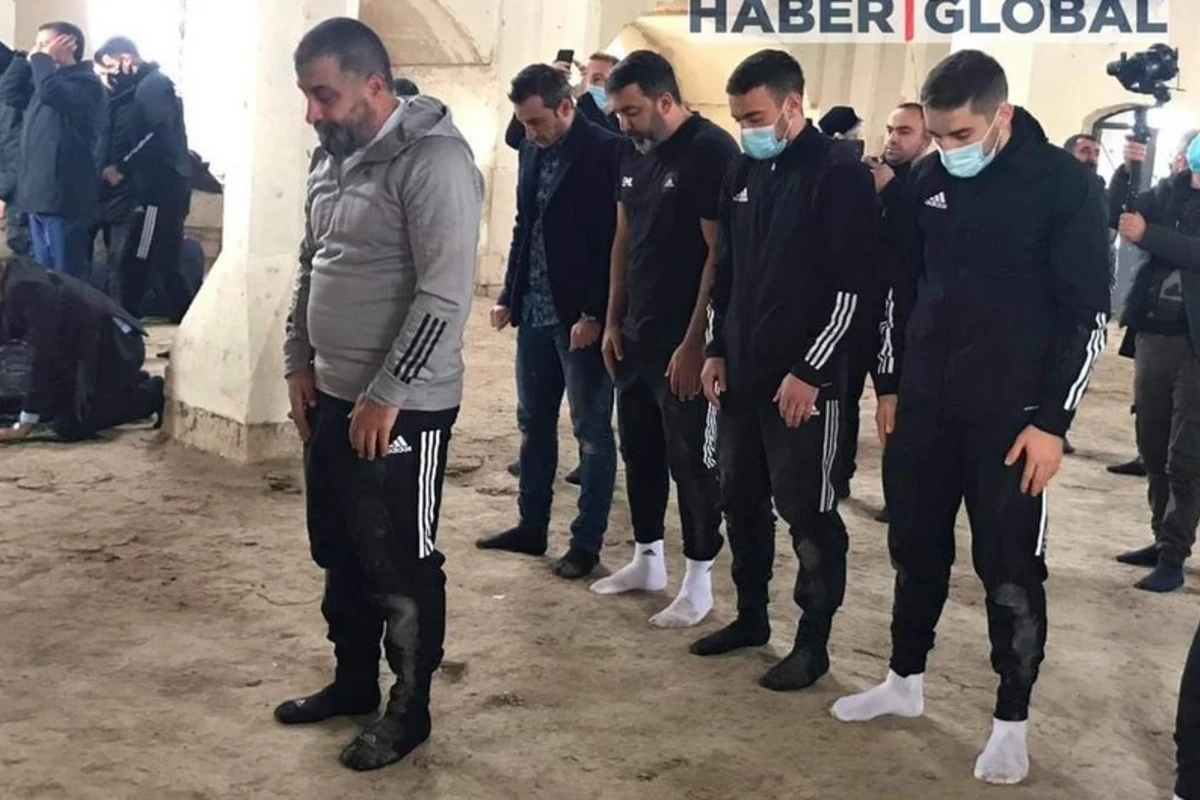 Qarabağın futbolçuları Ağdamdakı Cümə məscidində namaz qılıb - FOTO