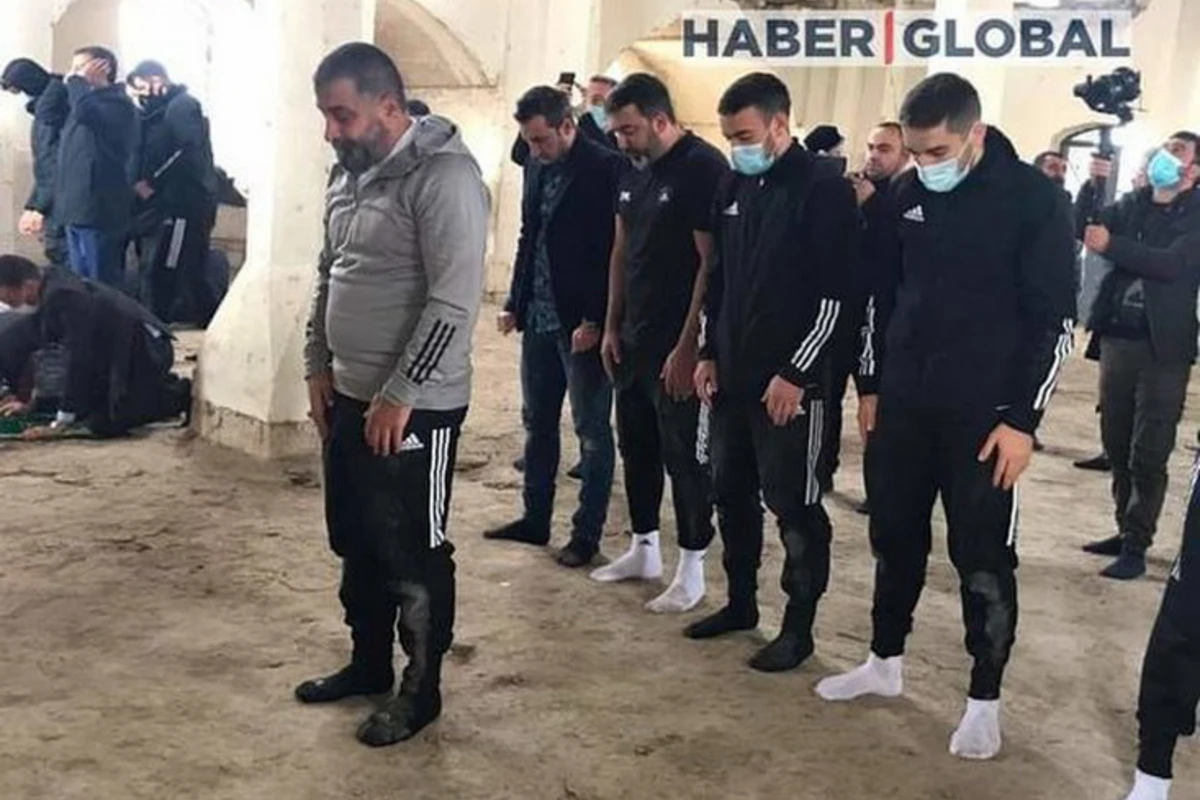 Футболисты Карабаха совершили намаз в мечети Агдама