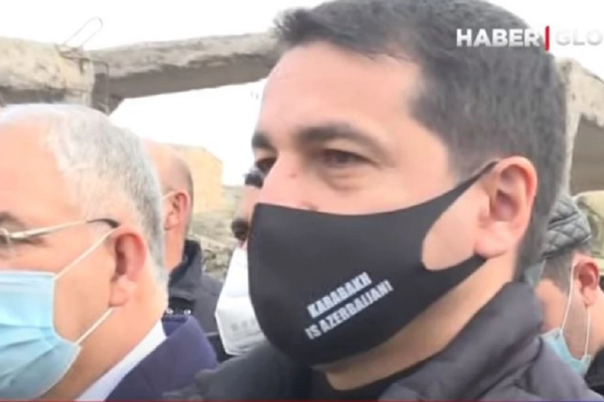 Hikmət Hacıyev 13 yaşlı oğlanın oxuduğu muğamı dinlərkən göz yaşlarını saxlaya bilmədi - VİDEO