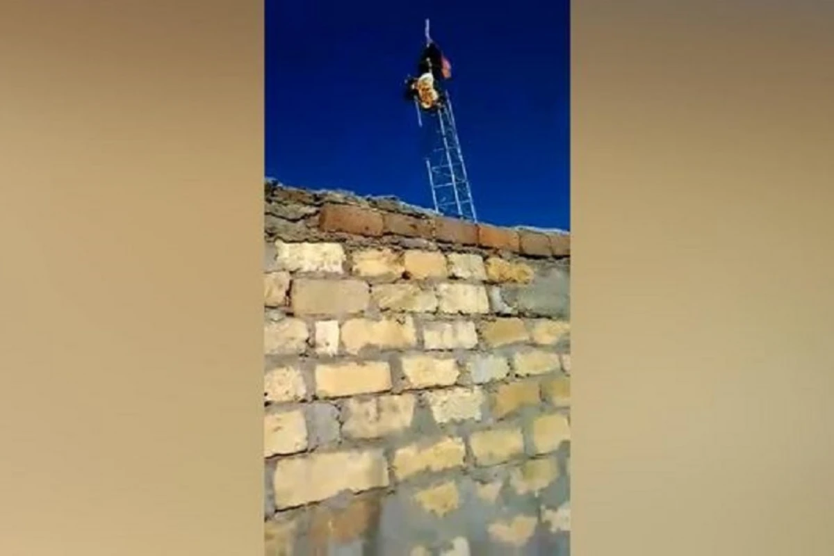 Əsgərlərimiz Ermənistan bayrağını erməninin özünə endirtdirdilər - VİDEO Əsgərlərimiz Ermənistan bayrağını erməninin özünə endirtdirdilər - VİDEO