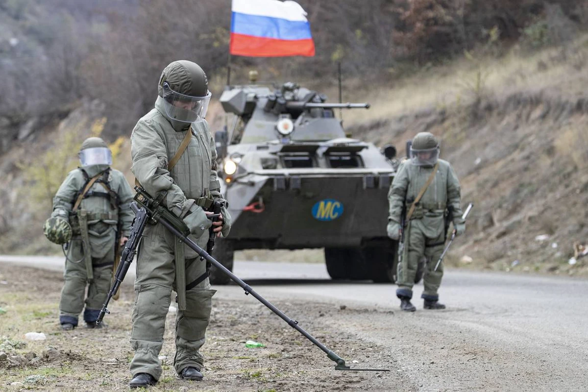 Российские военные уничтожили еще сто взрывоопасных предметов в Карабахе