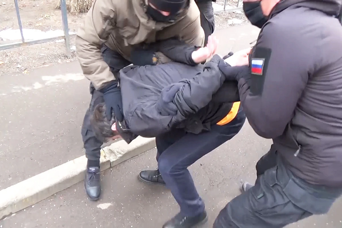 ФСБ задержала в Чечне двух бывших членов банды Басаева и Хаттаба - ВИДЕО ФСБ задержала в Чечне двух бывших членов банды Басаева и Хаттаба - ВИДЕО