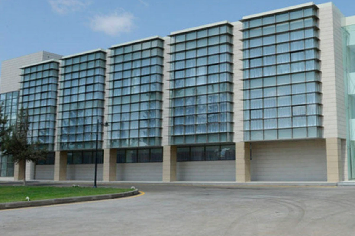 В Азербайджане главврач заразился COVID-19