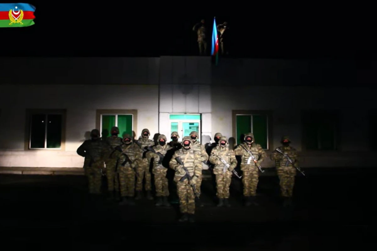 В освобожденном от оккупации Лачинском районе поднят азербайджанский флаг - ВИДЕО В освобожденном от оккупации Лачинском районе поднят азербайджанский флаг - ВИДЕО