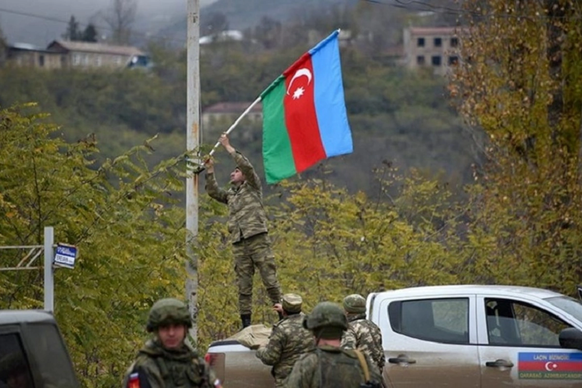 Azərbaycan hərbçiləri Laçın şəhərini bayraqla bəzədi - FOTO