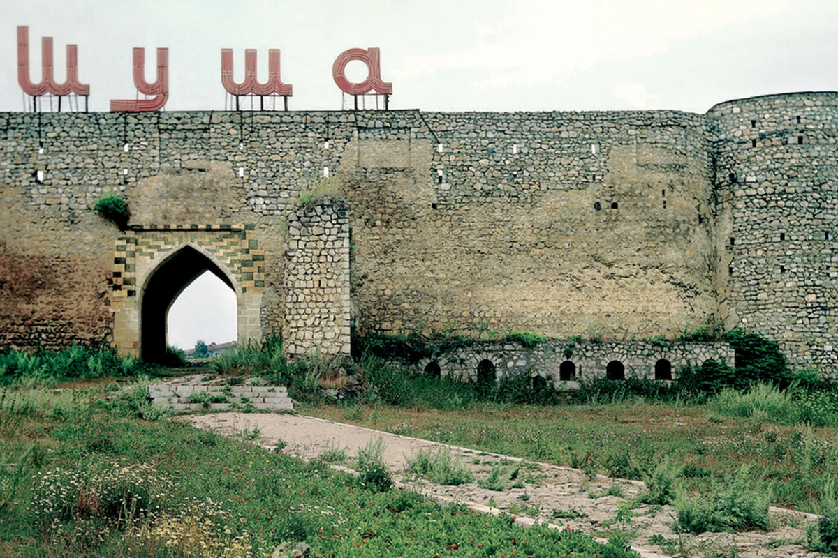 Şuşa qalasında böyük ölçülü Azərbaycan bayrağı - FOTO Şuşa qalasında böyük ölçülü Azərbaycan bayrağı - FOTO