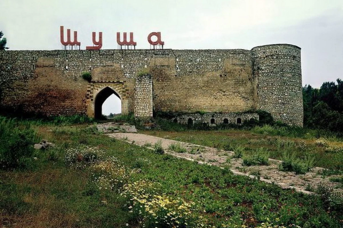 На Шушинской крепости вывешен большой азербайджанский флаг - ФОТО
