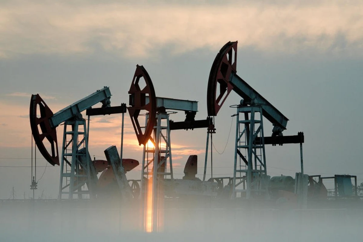 Цены на нефть ускорили снижение на неопределенности вокруг сделки ОПЕК+