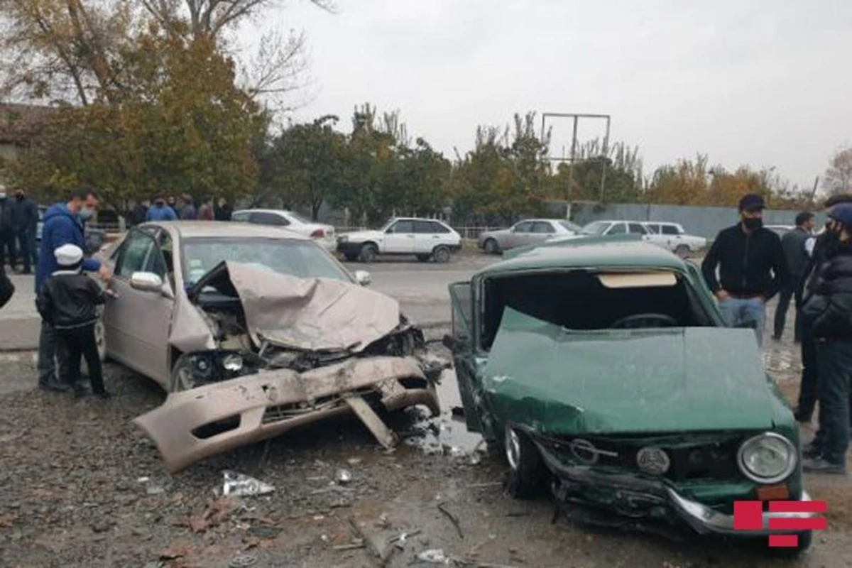 Göyçayda iki avtomobil toqquşub, 5 nəfər xəsarət alıb - FOTO