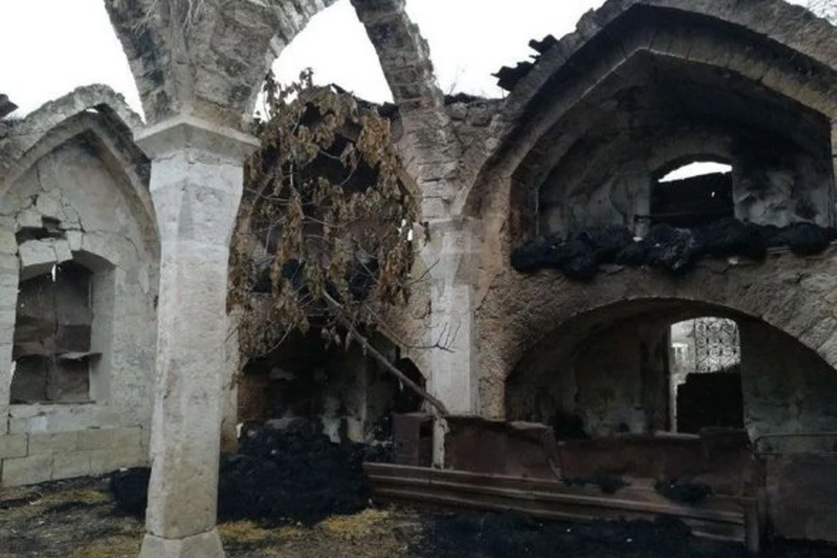 Ermənilər Ağdamı tərk edərkən məzarları dağıdıb, ot tayalarına od vurublar - FOTO