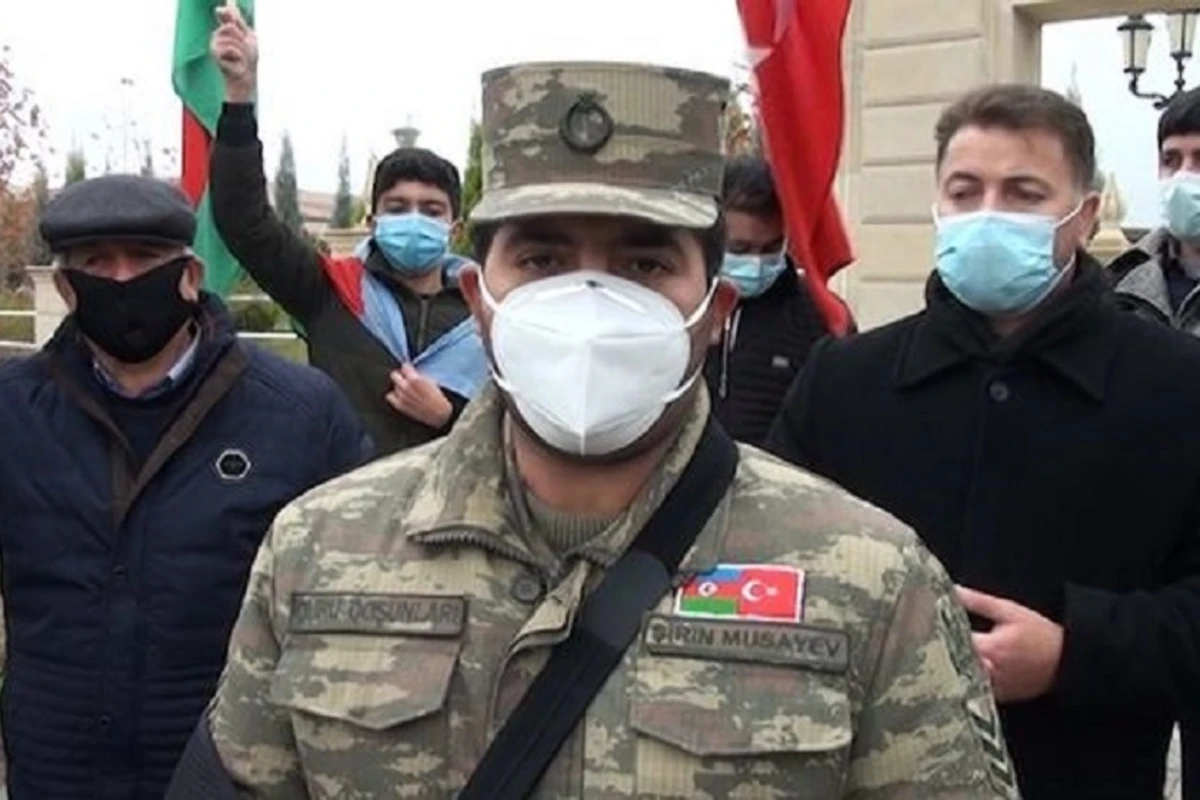 Yaralı halda əsgərini çiynində daşıyan çavuşumuz: “Düşmən hətta şalvarını soyunub qaçırdı” - VİDEO