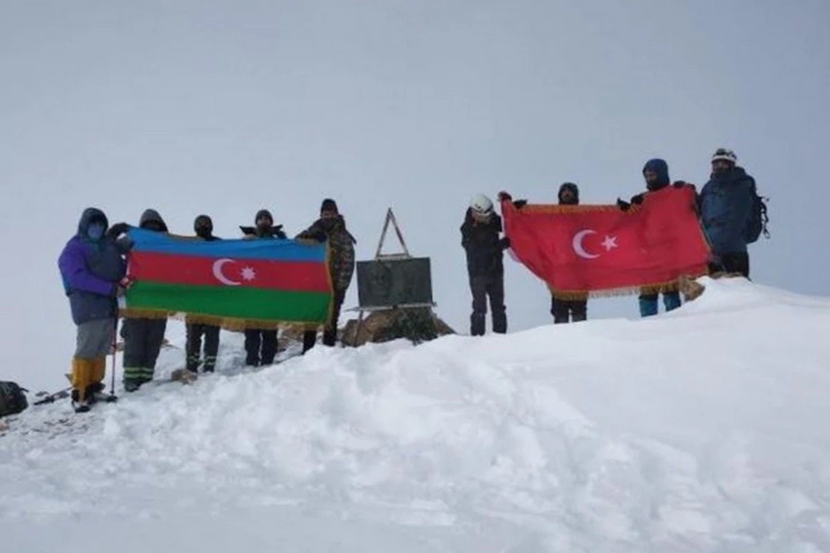 Группа азербайджано-турецких альпинистов взошла на вершины Пик Гейдара и Пик Ататюрка