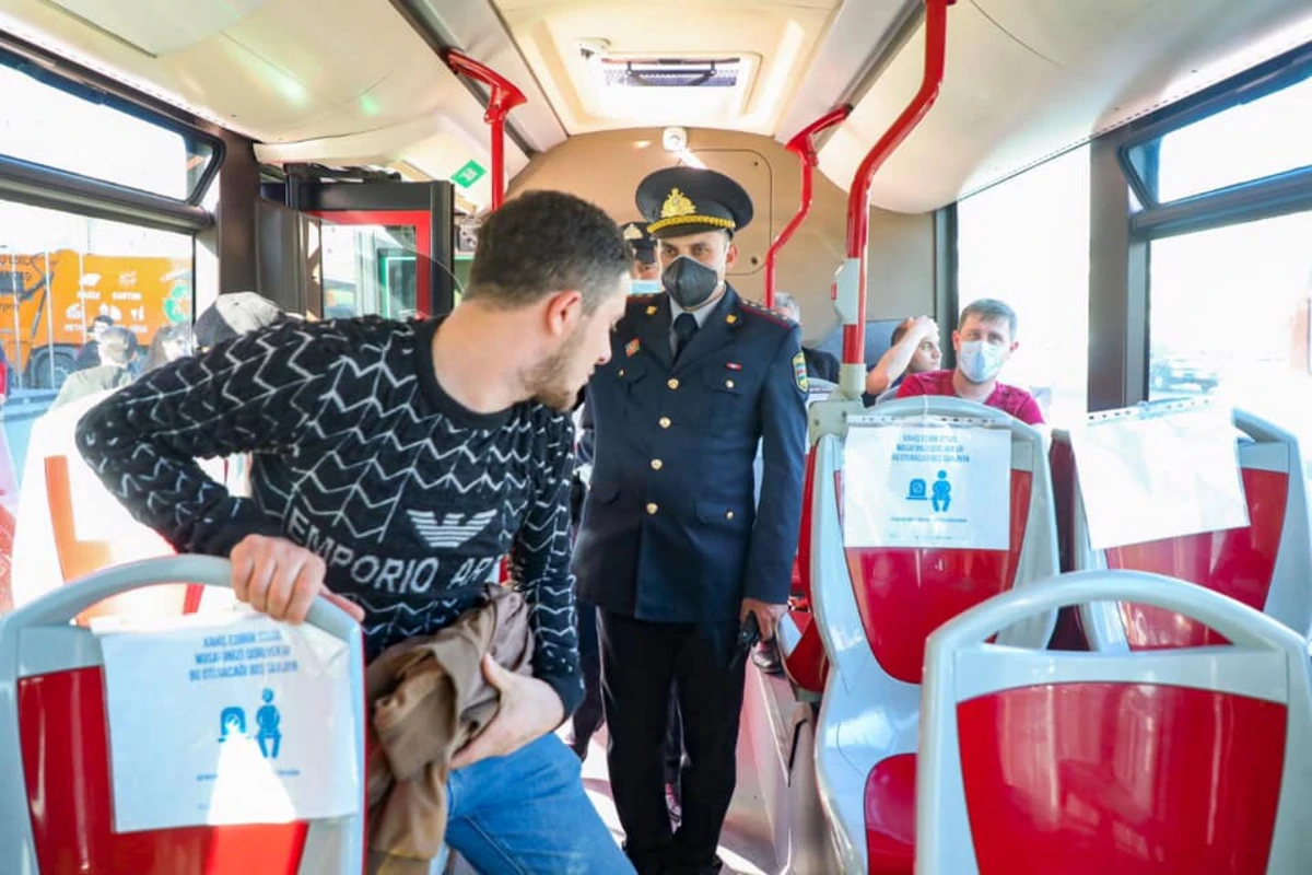 Polisdən taksi və avtobuslardan istifadə edənlərə XƏBƏRDARLIQ Polisdən taksi və avtobuslardan istifadə edənlərə XƏBƏRDARLIQ