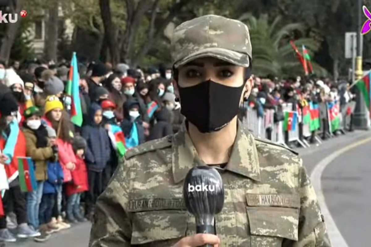 Bakı sakinləri Zəfər Paradını izləmək üçün əraziyə axın edir - VİDEO