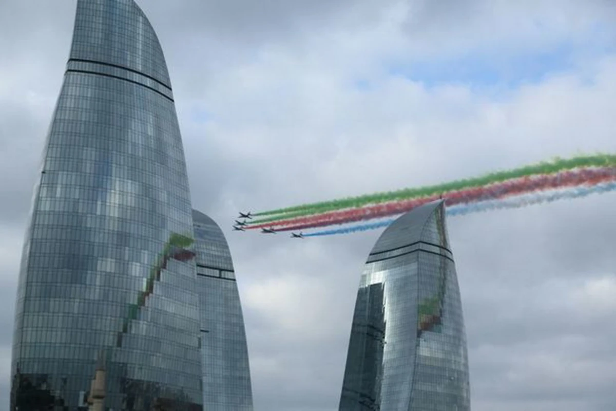 Флаг Азербайджана в небе над Баку – ВИДЕО