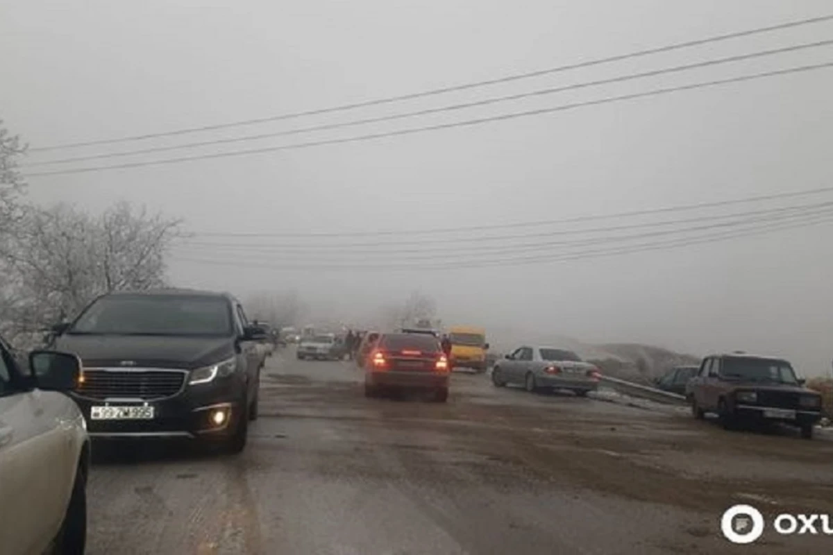 Qarlı hava Bakı-Şamaxı-Yevlax yolunu iflic etdi - FOTO