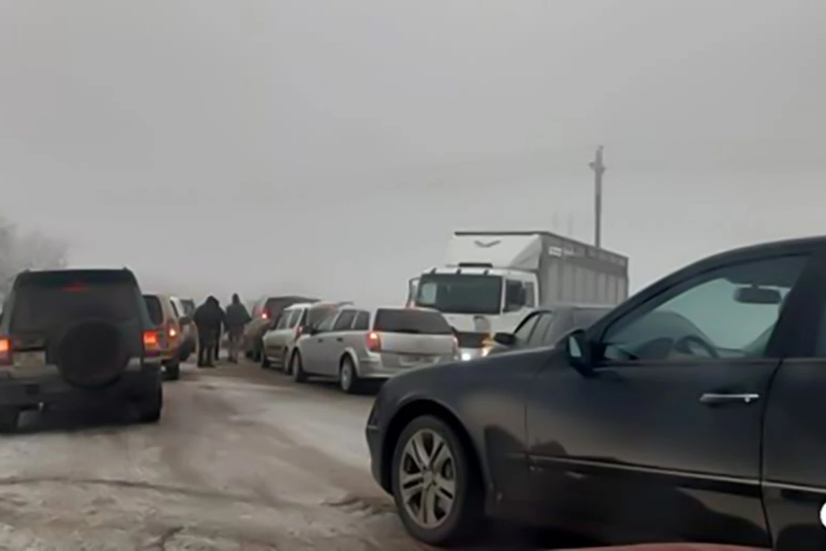 Снежная погода парализовала движение по трассе Баку-Шамахы-Евлах - ФОТО Снежная погода парализовала движение по трассе Баку-Шамахы-Евлах - ФОТО
