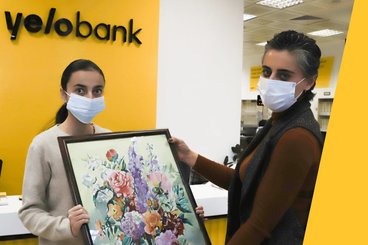 Юная художница подарила свою картину Yelo Bank - ФОТО