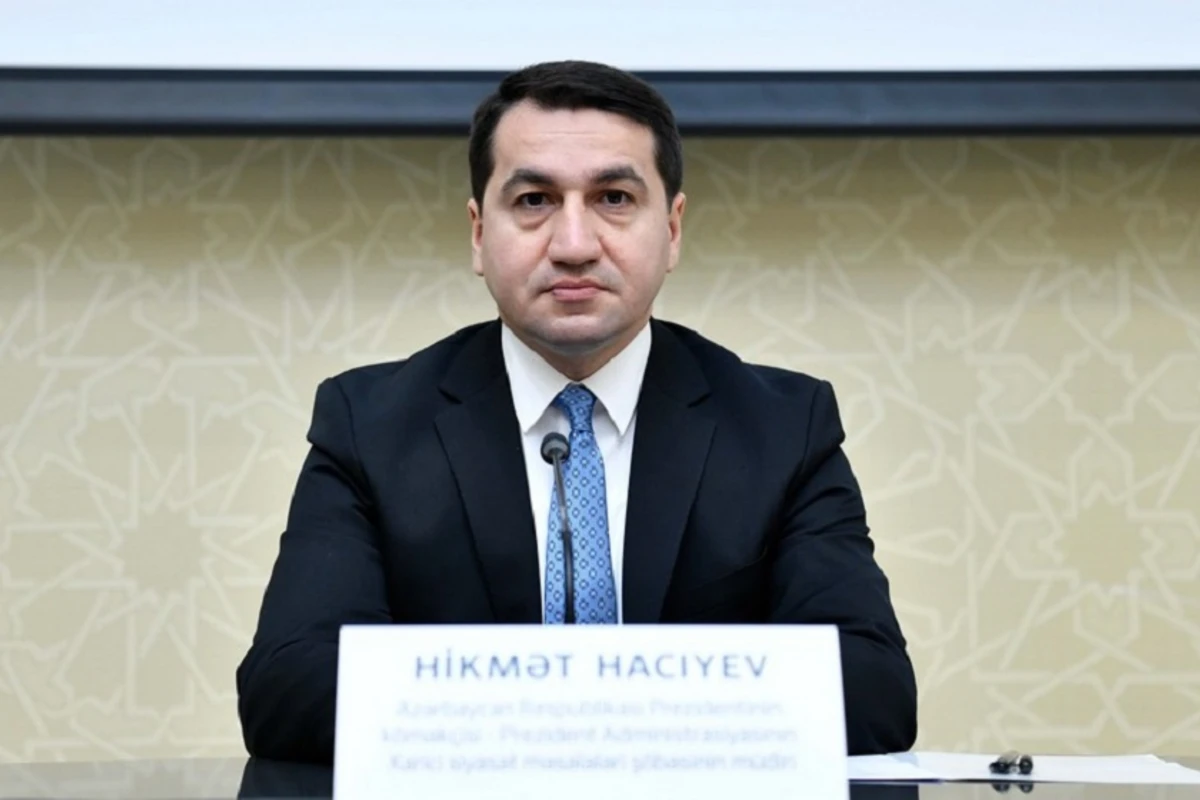 Hikmət Hacıyev xarici jurnalistlərin suallarını cavablandırıb - FOTO