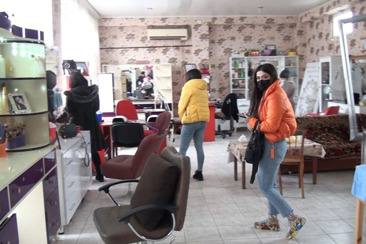 Polis çay evi, kafe və gözəllik salonunda əməliyyat keçirdi - Saxlanılanlar var - FOTO
