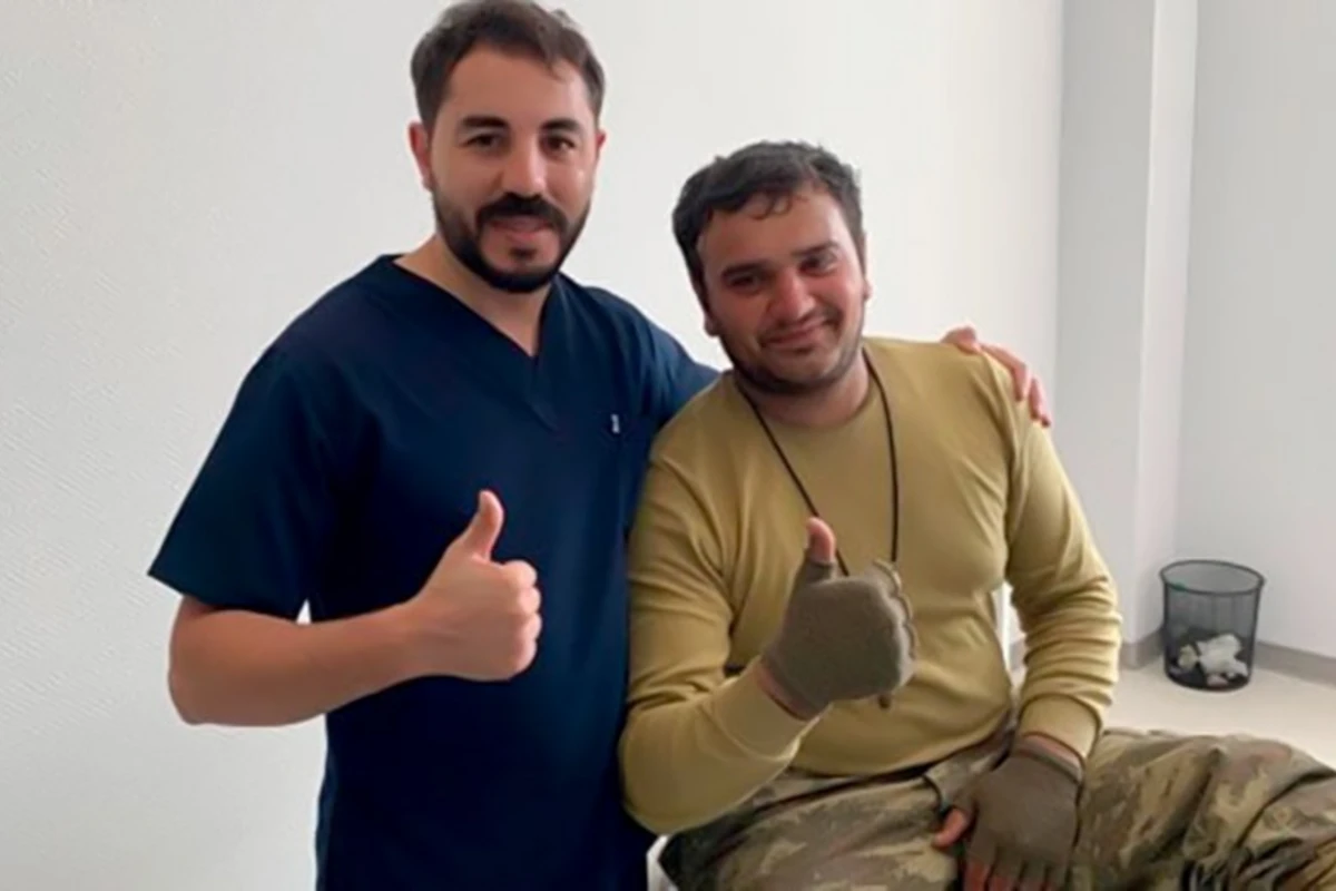 Yaralı əsgərlərə kömək edən cərrah: “Dedi, övladımı qucağıma almamışam, qolumu kəsmə” - FOTO