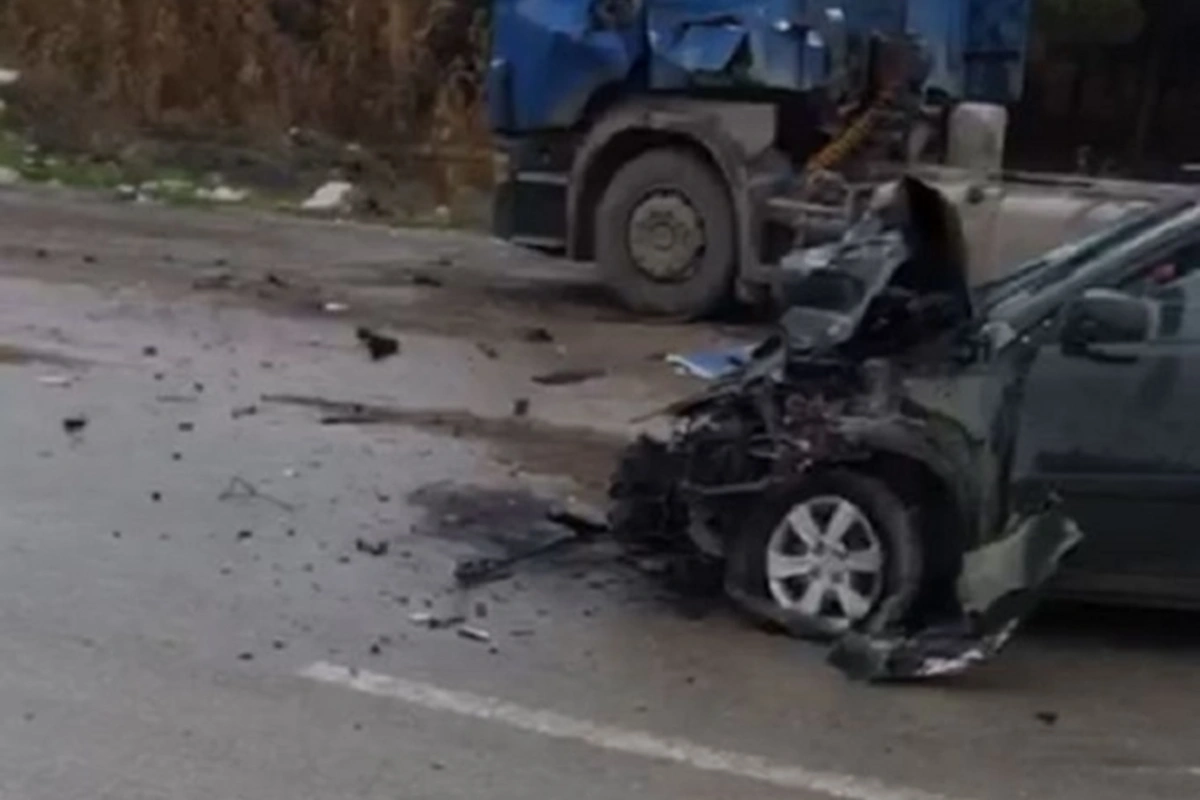В Баку легковой автомобиль врезался в грузовик - ВИДЕО