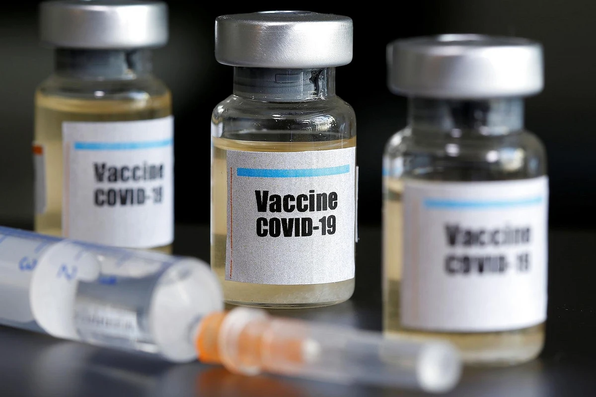 В США медсестра упала в обморок сразу после введения вакцины от COVID