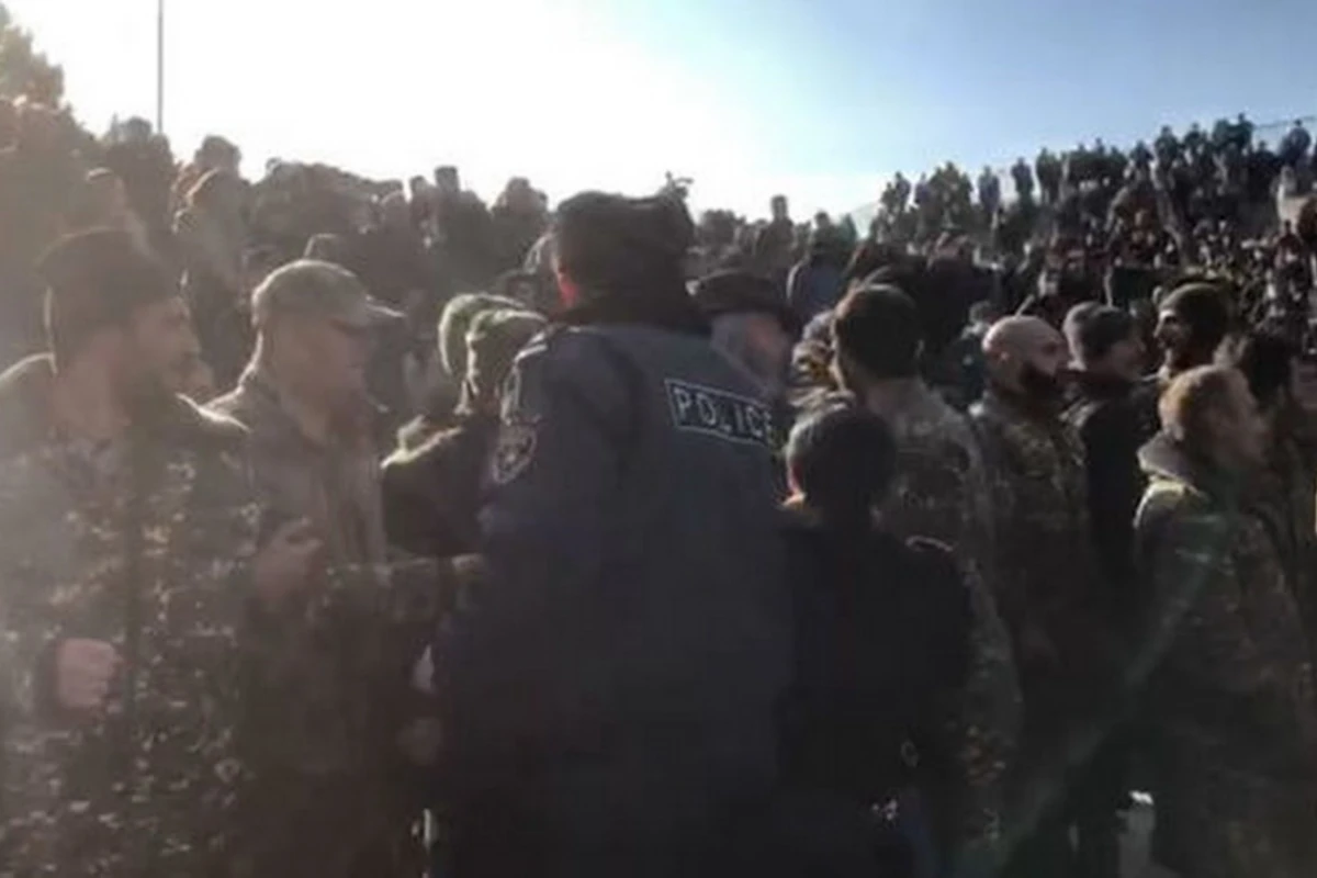 Пашиняна не пустили на кладбище - ВИДЕО