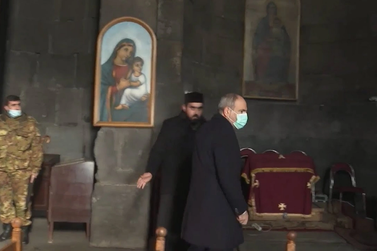 Keşiş Paşinyanı biabır etdi və onu kilsədən qovdu - VİDEO