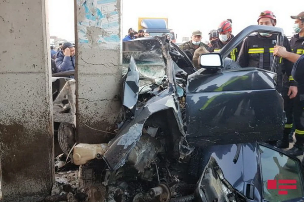 В Азербайджане автомобиль врезался в остановку, погибли 2 человека - ФОТО