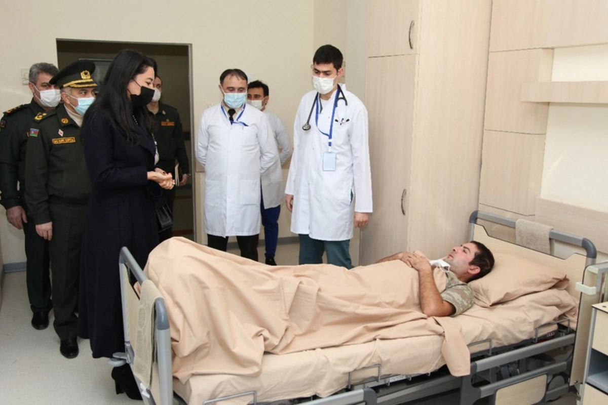 Ombudsman yaralanmış hərbçilərə baş çəkdi - FOTO