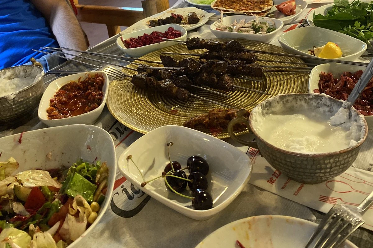 Polis evdə qayda pozanları cərimələdi