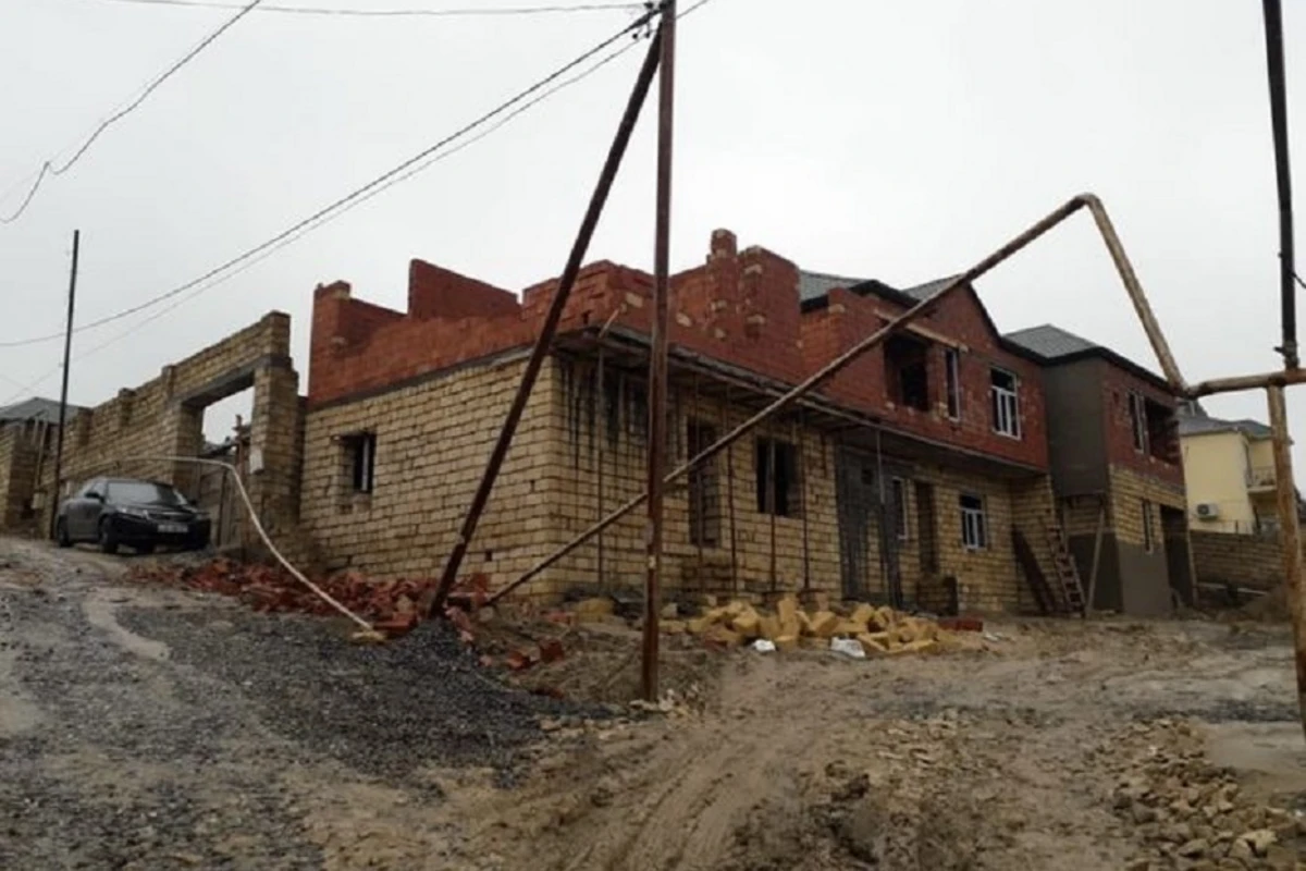 В Масазыре забор обрушился на газопровод, 500 абонентов остались без газа