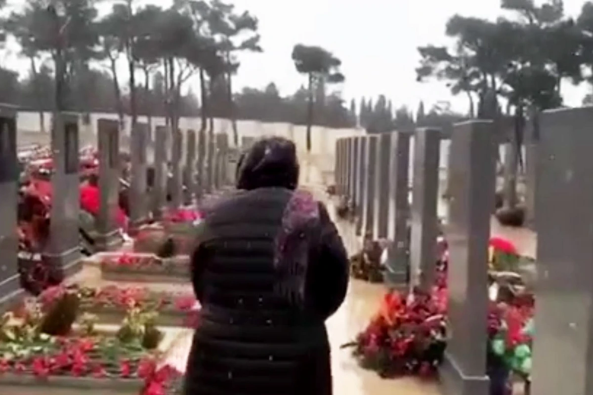 Şəhid anası 2-ci Fəxri Xiyabanda: Vüqar, balam, ilk qarın yağır, üşümürsən? - VİDEO