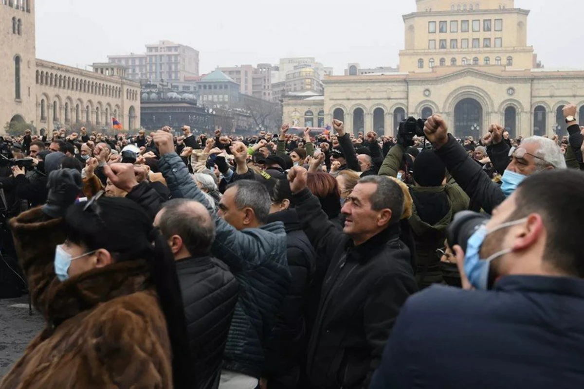 Противники Пашиняна собрались у здания парламента Армении