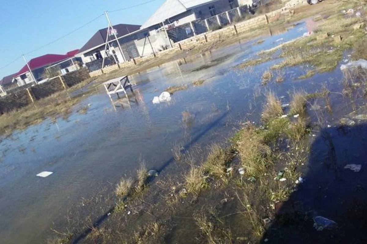 Дома в бакинском поселке Рамана затоплены - ВИДЕО