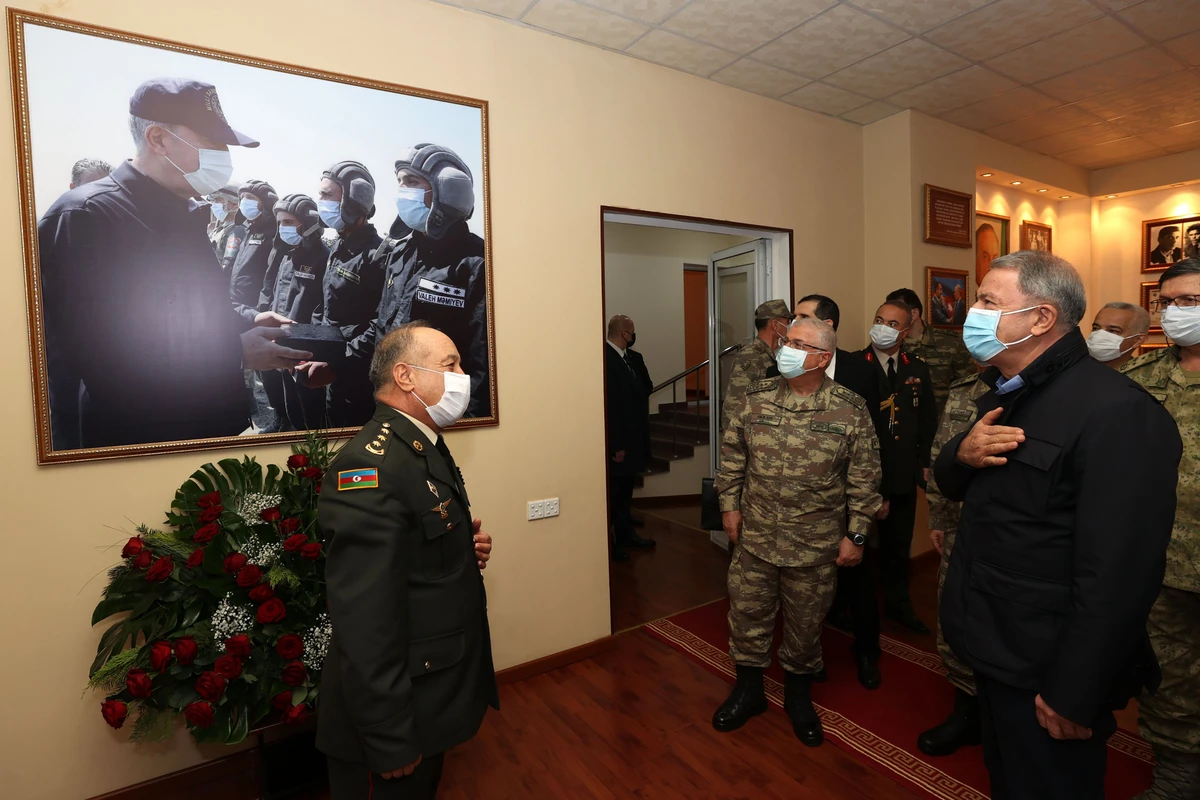 Hulusi Akar Bakıda fotosərgiyə qatıldı - FOTO Hulusi Akar Bakıda fotosərgiyə qatıldı - FOTO