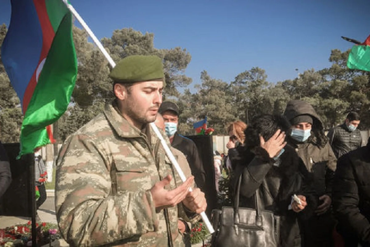 Azərbaycan xalqı Yeni ilin ilk günü Şəhidlər xiyabanına axışdı - FOTO