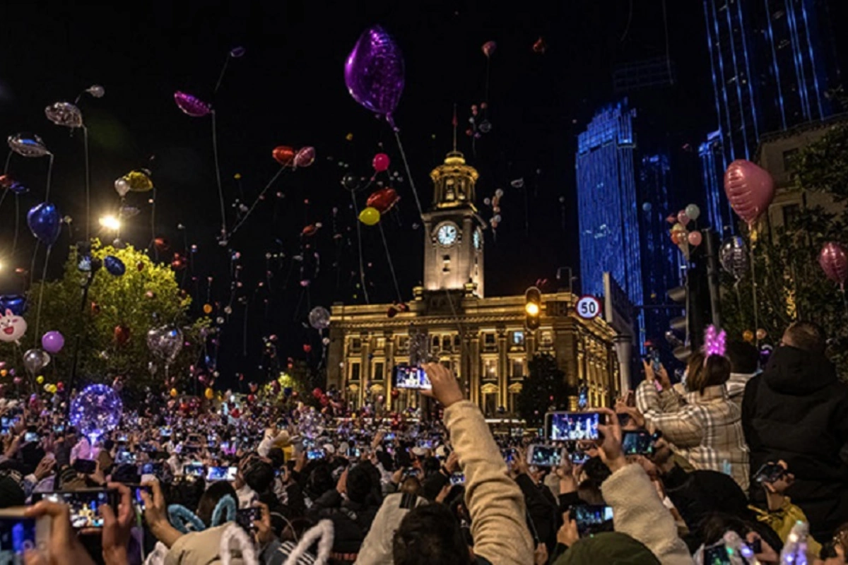 Dünyanı bəlaya salan Uhanda yeni il izdihamı - FOTO