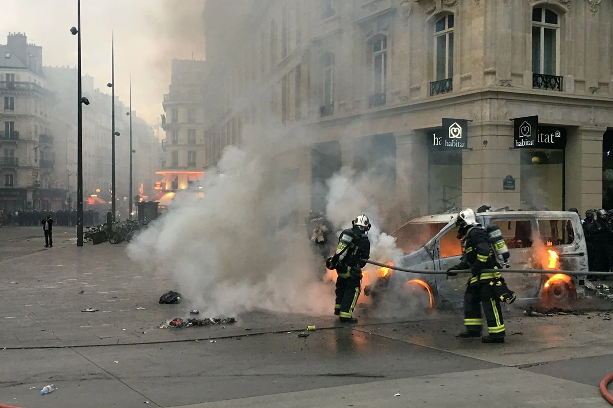Во Франции в новогоднюю ночь сожгли более 860 машин