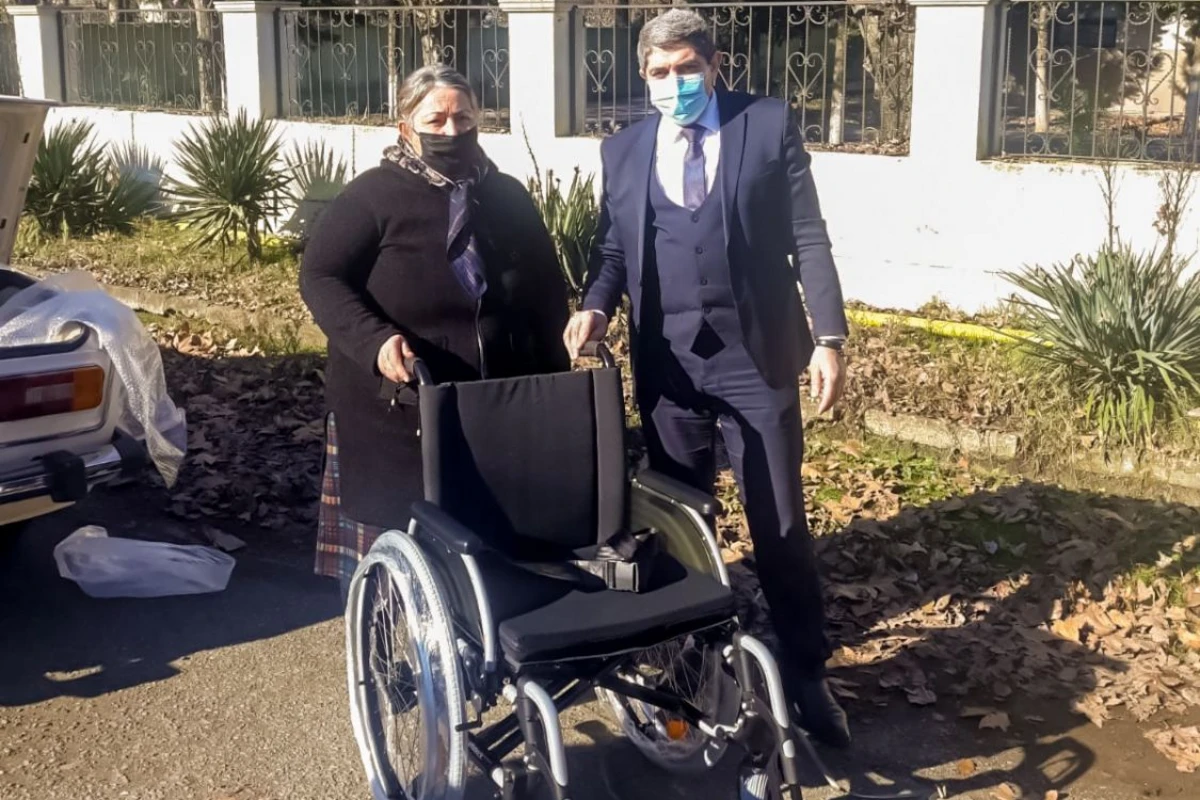 20 nəfər əlilliyi olan şəxsə təkərli oturacaqlar verildi - FOTO